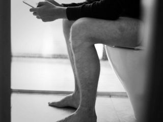 آیا نشسته ادرار کردن برای مردان بهتر است؟