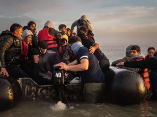 روایت تکان‌دهنده یک پناهجوی جوان ایرانی که با قایق بادی سوراخ به بریتانیا رسید