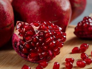 علت سردرد بعد از خوردن انار چیست و این واکنش در چه افرادی شایع‌تر است؟