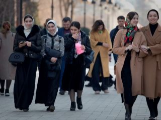 ممنوعیت جدید برای پوشش زنان چچن به‌بهانه «حفظ نمادهای مردانه»
