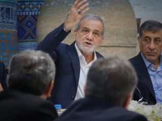 پزشکیان: به فرض دولت خوابش برده، این ۸۰ هزار مسجد هر یک خانواده‌ای را حمایت کند