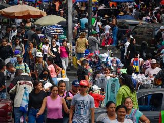 «تورم ما را زنده زنده می‌خورد»؛ ونزوئلایی‌ها بیشتر نگران غذای روزانه‌شان هستند تا حمله آمریکا