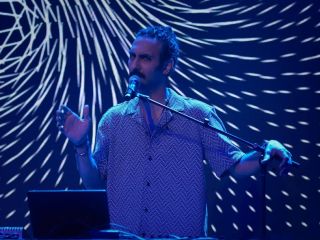 رونمایی از کنسرت عجیب و غریب فرهاد مدیری ، پسر مهران مدیری در کانادا پس از کنسرت فاجعه‌بار پدرش در دبی