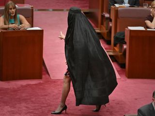 نماینده راست افراطی استرالیا با برقع در مجلس سنای این کشور ظاهر شد