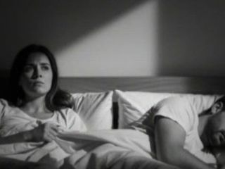 چرا زنان وقتی کنار یک مرد میخوابند خواب بدتری دارند