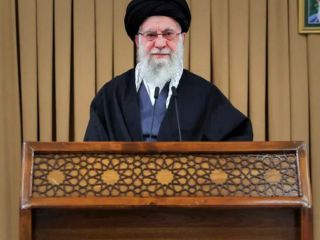 از «آب و برق مجانی» تا «کمتر مصرف کنید»؛ خامنه‌ای با چه منطقی کمبودها را گردن مردم انداخت؟