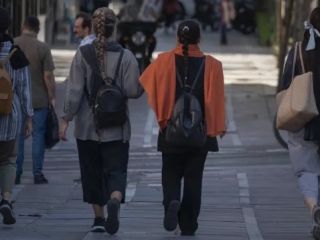 آسوشیتدپرس: زنان و دختران ایرانی علنا از حجاب اجباری سرپیچی می‌کنند