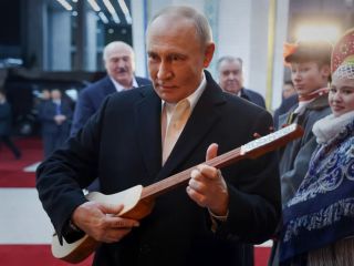 پوتین نوازنده شد! تلاش ناموفق او برای نواختن کوموز در قرقیزستان + ویدئو