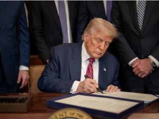 ترامپ: هر سند و فرمان اجرایی امضاشده بایدن با «دستگاه امضاگر خودکار» بی‌اعتبار است