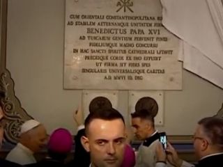 دردسر غیرمنتظره پاپ هنگام رونمایی از یک لوح یادبود در ترکیه (ویدیو)