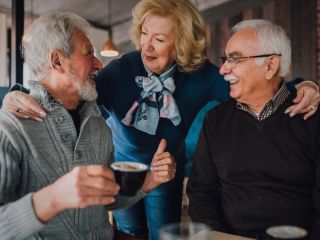 نوشیدن چهار تا پنج فنجان قهوه در روز سن زیستی را کاهش می‌دهد