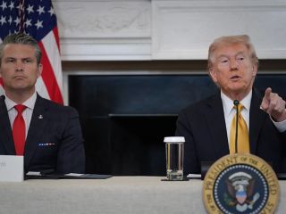 جنجال «دستور غیرقانونی» کشتن بازماندگان قایق ونزوئلائی؛ ترامپ از وزیر دفاع حمایت کرد