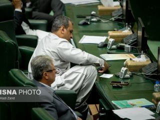 تصاویر جنجالی نشستن نمایندگان مجلس ایران که سوژه طنز رسانه‌های خارجی شد