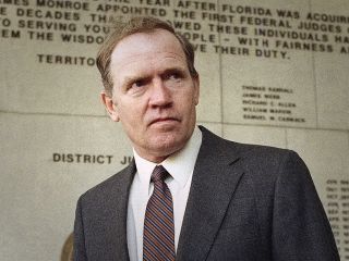 مرگ مهره کلیدی رسوایی «ایران‌کنترا»؛ نقش تفنگدار دریایی سابق آمریکا در ماجرای مک‌فارلین چه بود؟