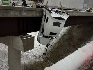 مرگ از بیخ گوش گذشت! کابین کامیون آویزان شد، امدادگران جان راننده را خریدند