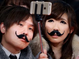 زنان با سبیل مصنوعی در جدال با تبعیض جنسیتی در لینکدین