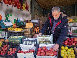 ببخشید، بقیه میوه هایی که خریده بودم رو پس می گیرین؟