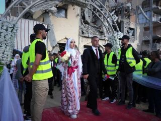 تصاویر: ازدواج گروهی بیش از ۵۰ زوج بر روی ویرانه‌های غزه