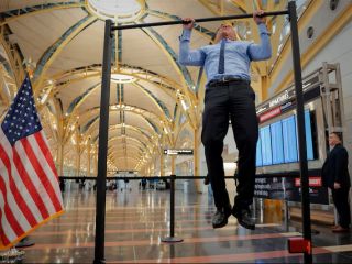 ببینید: آمادگی بدنی رابرت اف. کندی، وزیر بهداشت ۷۱ ساله آمریکا