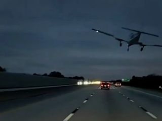 فرود اضطراری یک هواپیما روی سقف یک خودرو در بزرگراهی در فلوریدا - ویدیو