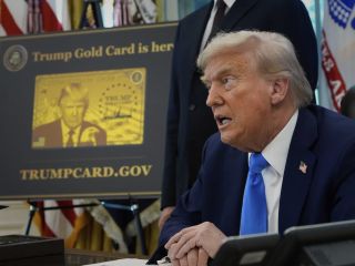رونمایی دونالد ترامپ از کارت طلایی یک میلیون دلاری برای مهاجرت به آمریکا