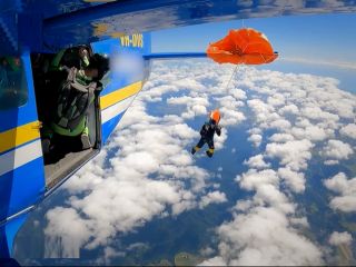 نجات دلهره‌آور چترباز استرالیایی؛ چتر به بال هواپیما گیر کرد! + ویدئو