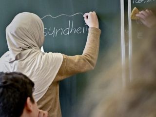 اتریش حجاب را برای دختران زیر ۱۴ سال در مدارس ممنوع کرد