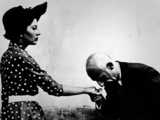 تصویری کمتر دیده شده: بوسه محمد مصدق بر دستان ثریا اسفندیاری