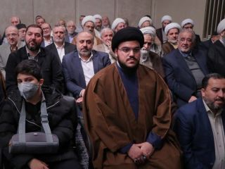 پسر نصرالله در مراسم رسمی خامنه‌ای؛ اسرائیل:«تا جمهوری اسلامی هست، این زالوها دست از ایران برنمی‌دارند.»