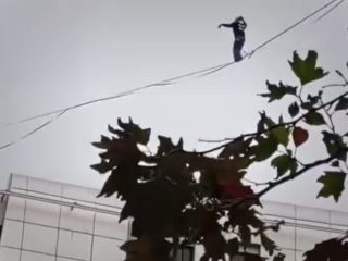 بندبازی خطرناک یک زن در شهریار تهران؛ وی در آخرین لحظه تعادل خود را از دست داد