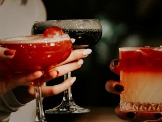 اگر بالای ۵۰ سال سن دارید، این ترکیب نوشیدنی به استخوان‌ها و تعادل آسیب می‌زند