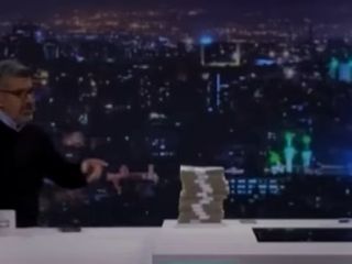 مقایسه پول ایران با یک اسکناس صد دلاری در آذر ۱۴۰۴ در مقابل دوربین برنامه زنده
