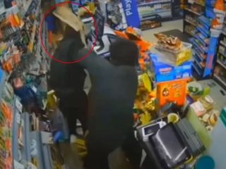 لحظه وحشت در مغازه؛ دفاع جانانه کاسب با «بیل» در برابر اوباشی که قصد داشت او را زنده زنده بسوزاند!