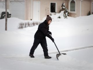 هشدار انجمن قلب آمریکا؛ پارو کردن برف می‌تواند باعث حمله قلبی شود
