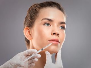 حل‌کردن حجم‌دهنده لب؛ از خطرات پنهان تا واقعیت‌هایی که پزشکان می‌گویند