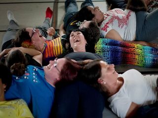 یوگای خنده «درمان هر درد بی‌درمان»؛ تمرینی سرگرم‌ کننده‌ که برای ذهن و قلب شما مفید است