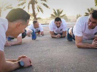 تمرینات سخت بدنی مکرون با نیروهای فرانسوی در پایگاه الظفره امارات + ویدئو