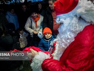 حال و هوای شب کریسمس در تهران را ببینید