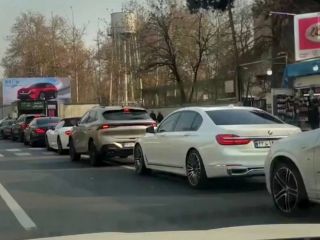 صف خودروهای لوکس برای بنزین سوپر لیتری ۸۰ هزار تومان در تهران! + ویدیو