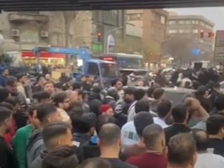 اعتراضات کسبه پاساژ علاءالدین و چهارسو در واکنش به افزایش قیمت ارز + ویدئو