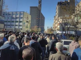 ادامه تجمعات اعتراضی در مرکز شهر تهران برای دومین روز ادامه دارد؛ پرتاب گاز اشک‌آور