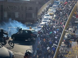 وال استریت ژورنال: اعتراضات رو به گسترش ایرانیان فشار جدیدی بر رژیم بحران‌زده وارد می‌کند