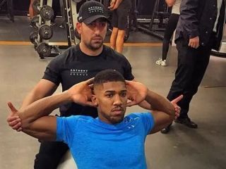 آنتونی جاشوا قهرمان بوکس جهان در سانحه رانندگی مجروح شد، دو همراه او از جمله مربی ایرانی‌اش کشته شدند