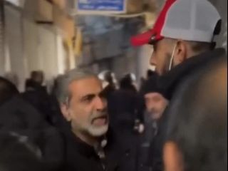 ویدیوی بازداشت یک جوان توسط لباس شخصی‌ها در تهران+ ویدیوی تظاهرات با شعار حمایت از پهلوی