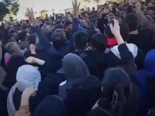 شعارهای معترضان: «ضجه بزن سیدعلی، داره میاد پهلوی» و «جاوید شاه»