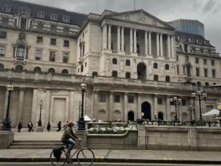 درون ساختمان صدساله‌ای که ۴۰۰ هزار شمش طلا را در دل خود پنهان کرده است