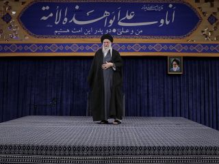 علی خامنه‌ای: با اغتشاشگر حرف زدن فایده‌ای ندارد، اغتشاشگر را باید به جای خودش نشاند+ ویدیو