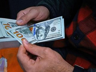 همزمان با سقوط مادورو در ونزوئلا و سخنرانی خامنه‌ای، نرخ دلار ۳ هزار تومان افزایش یافت