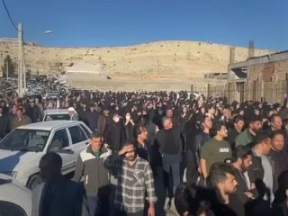 هشتمین روز اعتراضات: از جاوید شاه گفتن مادر معترض کشته شده تا ایستادگی مردم معترض در بازار مولوی