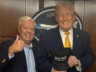 کلاه «ایران را دوباره باعظمت کنیم» در دست دونالد ترامپ